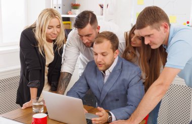Mutlu iş insanlar takım birlikte office içinde laptop yakınındaki