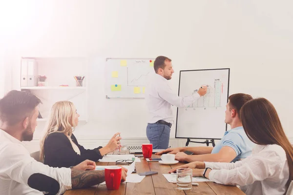 Projektpräsentation. junge Hipster Geschäftsleute und Frauen — Stockfoto