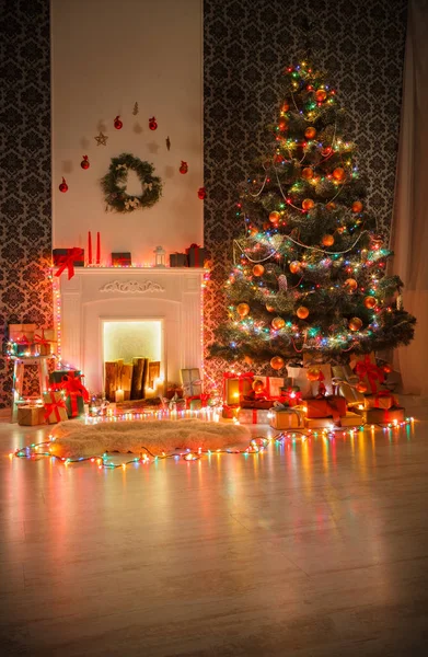 Quarto de Natal design de interiores, árvore decorada em luzes guirlanda — Fotografia de Stock