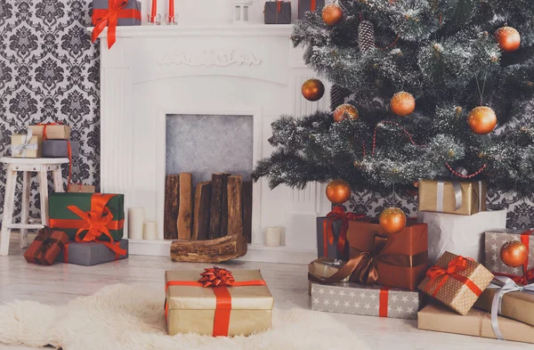 Hermoso árbol decorado de Navidad en el interior moderno, concepto de vacaciones — Foto de Stock