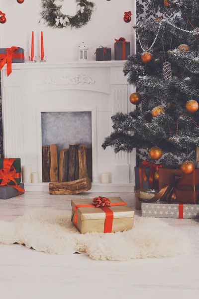 Hermoso árbol decorado de Navidad en el interior moderno, concepto de vacaciones — Foto de Stock