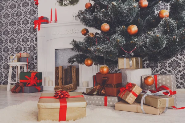 Kerstcadeautjes onder fir boom, concept vakantie — Stockfoto