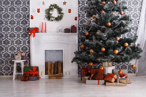 Beatiful christmas decorated tree in modern interior, holiday concept — Stock Photo, Image