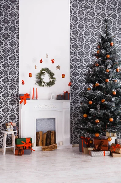 Beatiful árbol decorado de Navidad en el interior moderno, concepto de vacaciones — Foto de Stock