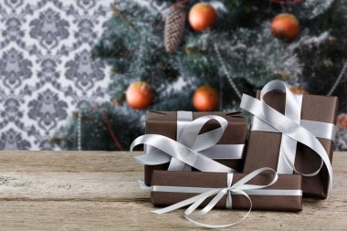 Noel hediyesi dekore edilmiş ağaç arka planda, tatil kavramı