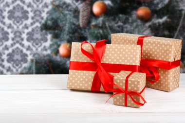 Noel hediyesi dekore edilmiş ağaç arka planda, tatil kavramı