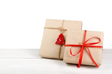 Noel tatil hediye kutuları yeşil kağıt üzerinde beyaz izole