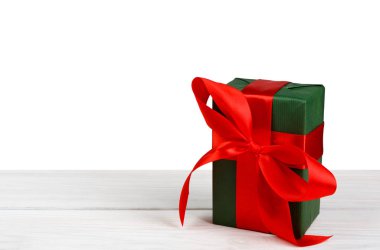 Noel tatil hediye kutuları yeşil kağıt üzerinde beyaz izole