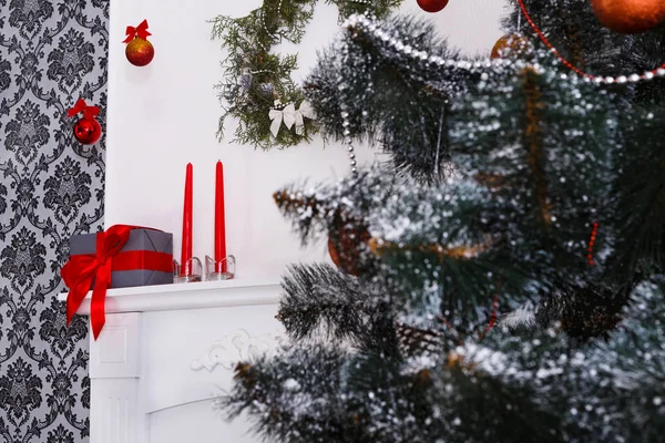 Hermoso árbol decorado de Navidad con espacio de copia en la ventana — Foto de Stock