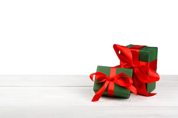 Κουτιά δώρων διακοπών Χριστουγέννων στην Πράσινη Βίβλο που απομονώνονται σε λευκό — Φωτογραφία Αρχείου