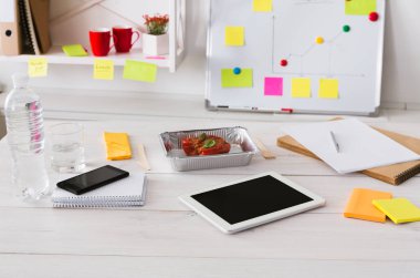 Sağlıklı yemek folyo kutusu office masasına diyet yemek ile