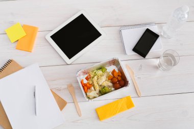 Sağlıklı yemek folyo kutusu office masasına diyet yemek ile