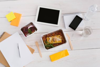 Sağlıklı yemek folyo kutusu office masasına diyet yemek ile
