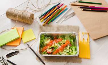 Sağlıklı Gıda folyo kutusunda çalışma tablosu, diyet kavramı.