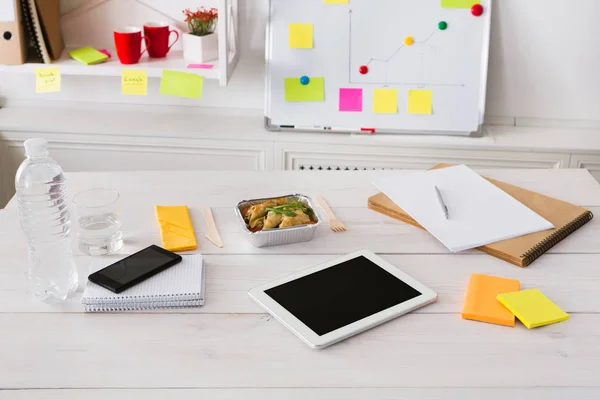 Caja de papel aluminio de almuerzo saludable con comida dietética en la mesa de la oficina — Foto de Stock