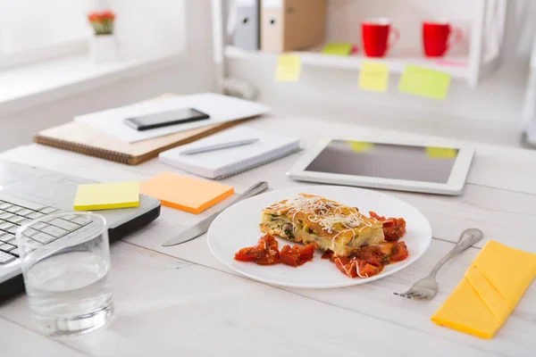 Zdravý oběd v kanceláři, dietní jídlo koncept — Stock fotografie