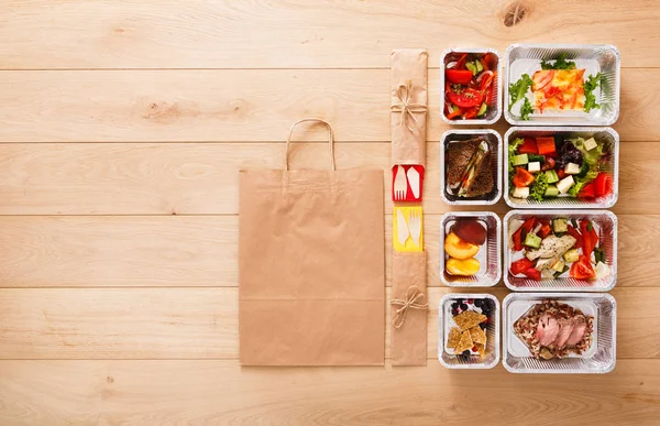Alimentos saudáveis levam em caixas, vista superior em madeira — Fotografia de Stock