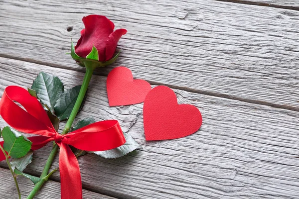Φόντο ημέρα του Αγίου Βαλεντίνου ημέρα, χειροποίητες καρδιές και τριαντάφυλλο σε ξύλο — Φωτογραφία Αρχείου