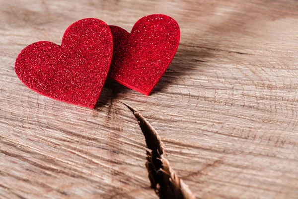 Fondo de San Valentín, corazones de madera en madera con espacio para copiar —  Fotos de Stock
