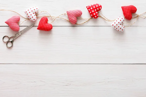 Valentine dag achtergrond, kussen harten grens op hout, kopie ruimte — Stockfoto