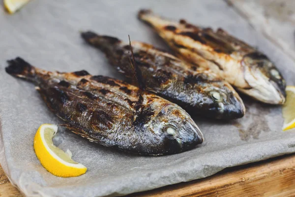 Frutos do mar, peixe dorado grelhado no churrasco — Fotografia de Stock