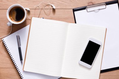 Ofis, banka donatımı ve ahşap arka plan cep telefonu