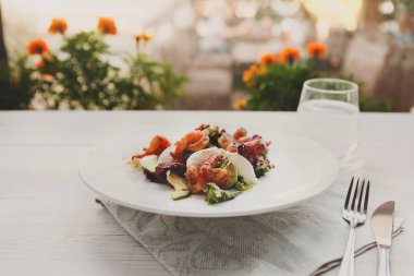 Geleneksel İtalyan deniz ürünleri karides ve mozzarella salatası