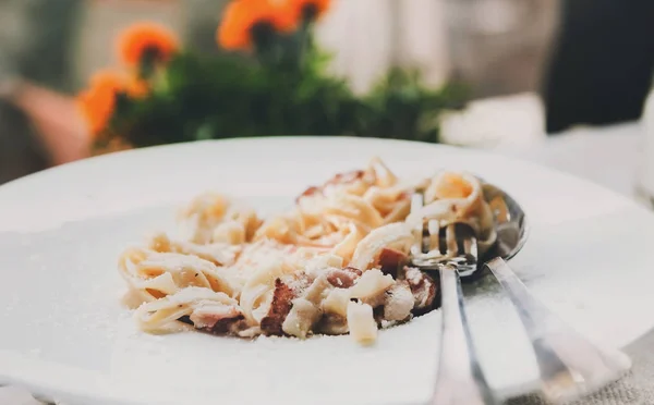 Traditional italian pasta carbonara with bacon and egg — Stock Photo, Image