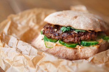 Klasik Amerikan hamburger, fast food ahşap arka plan üzerinde