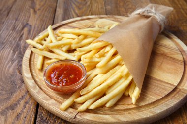 Kızarmış patates cipsi paket servisi olan restoran ahşap üzerine sarılmış.