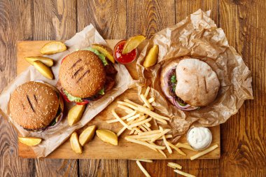 Fast food üstten görünüm götürün. Hamburger, sosisli ve patates