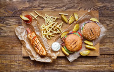 Fast food üstten görünüm götürün. Hamburger, sosisli ve patates