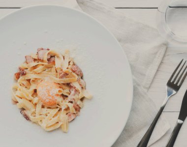 Geleneksel İtalyan makarna carbonara pastırma ve yumurta ile
