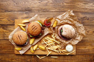 Fast food üstten görünüm götürün. Hamburger, sosisli ve patates