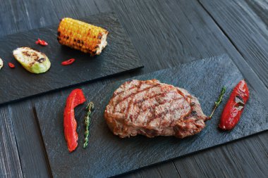 Izgara dana biftek closeup koyu ahşap masa arka plan üzerinde