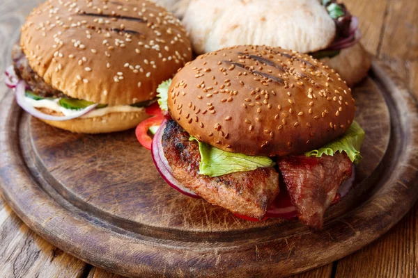 古典的なアメリカのハンバーガー、ウッドの背景にファーストフード — ストック写真