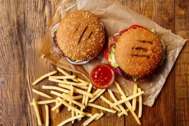 Fast food üstten görünüm götürün. Hamburger, sosisli ve patates