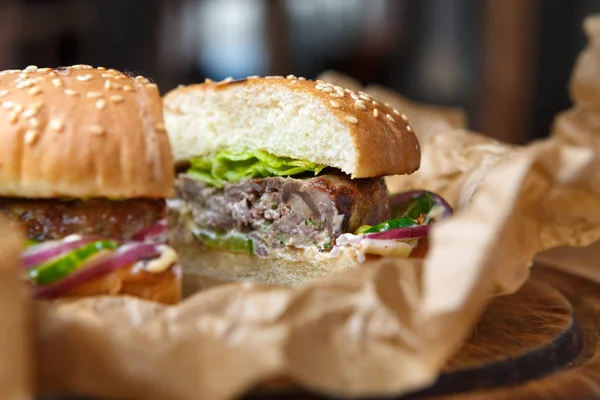 Klassisch amerikanische Burger, Fast Food auf Holz-Hintergrund — Stockfoto
