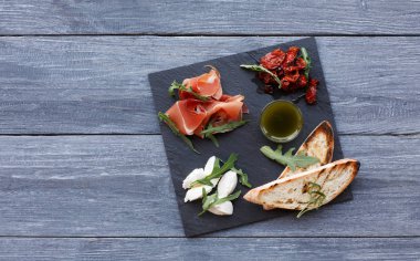 Yemek tabağı meze jambon ve mozzarella ile