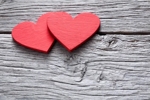 День Святого Валентина фон, серця ручної роботи на дереві з копіювальним простором — стокове фото