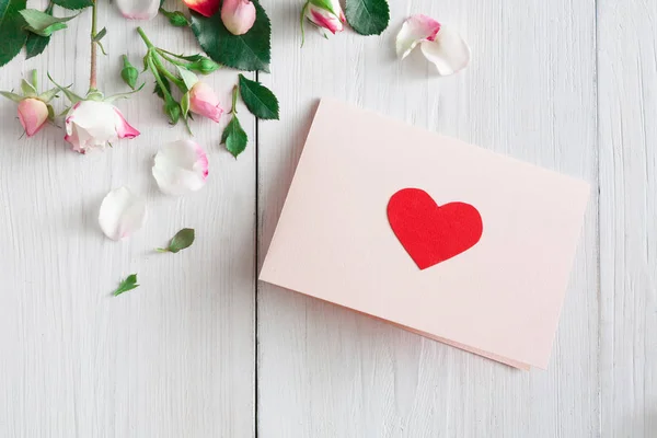 День святого Валентина фон, карточка и цветы на белом дереве — стоковое фото