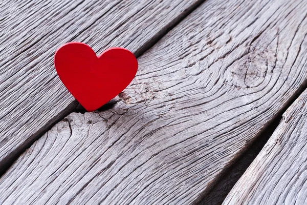 Dia dos namorados fundo, coração de madeira em madeira com espaço de cópia — Fotografia de Stock