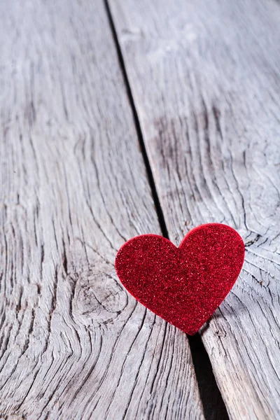 Fondo de San Valentín, corazón de madera en madera con espacio para copiar — Foto de Stock