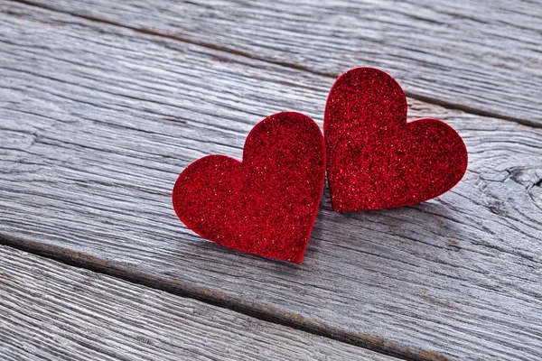 Dia dos namorados fundo, corações feitos à mão em madeira com espaço de cópia — Fotografia de Stock