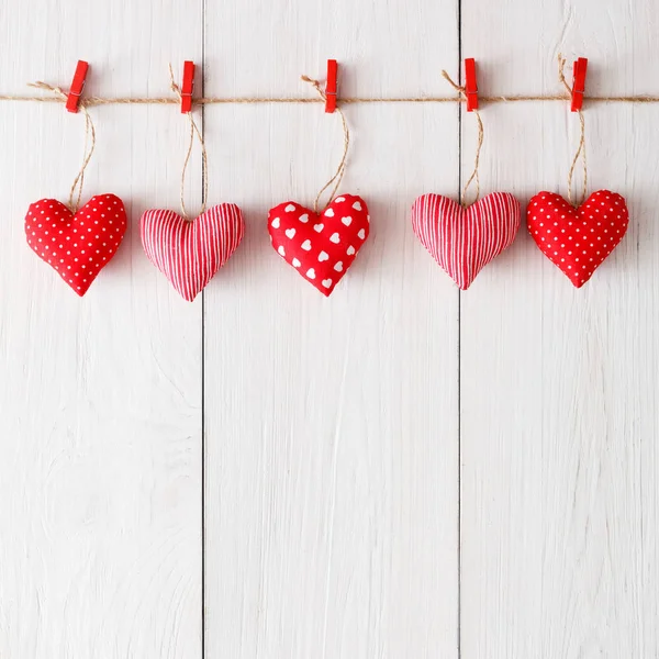 Valentine dag achtergrond, kussen harten grens op hout, kopie ruimte — Stockfoto