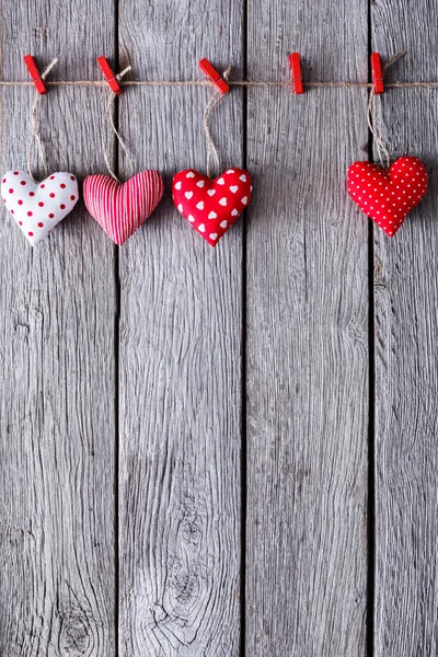 Fondo de San Valentín, corazones de almohada bordean la madera, espacio para copiar — Foto de Stock