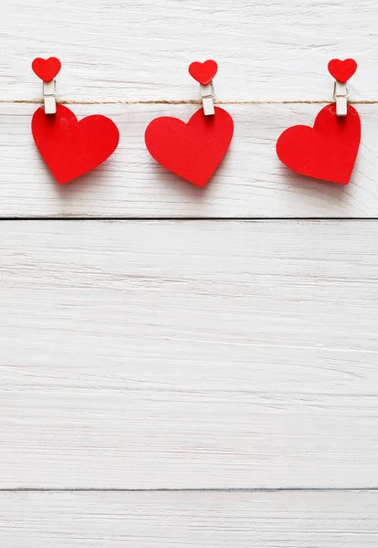 Valentine day background, paper hearts border on wood, copy space — Stock Photo, Image