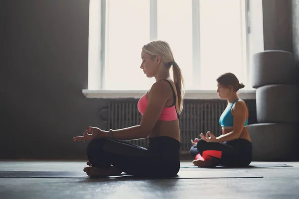 Jeunes femmes en cours de yoga, pose de méditation relaxante — Photo