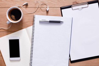 Ofis, banka donatımı ve ahşap arka plan cep telefonu