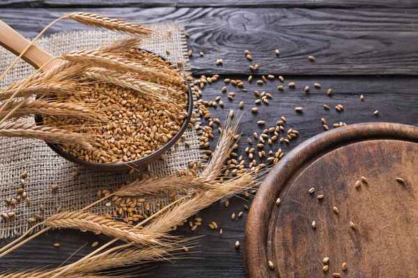 Ekmek fırın arka plan, tahıl ve buğday kulaklar — Stok fotoğraf
